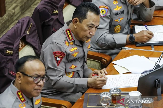 Pihak Fraksi-fraksi DPR Kompak Dukung Polri Tetap di Bawah Presiden